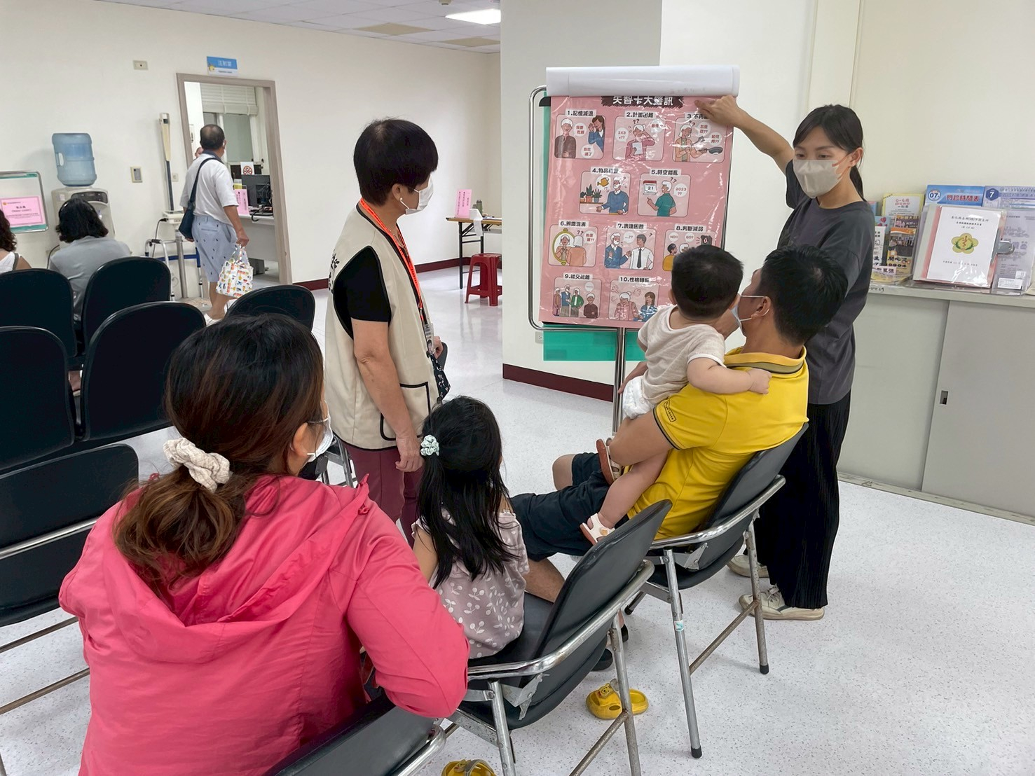 114年7月28日 芬園衛生所兒童預防保健宣導照片1