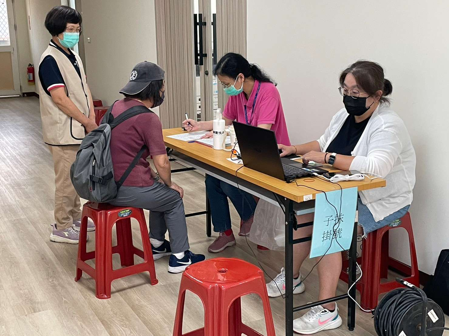 112年度1-6月保健志工於衛生所內協助癌篩設站及麗睛眼科專案~非常感謝志工的協助 !照片1