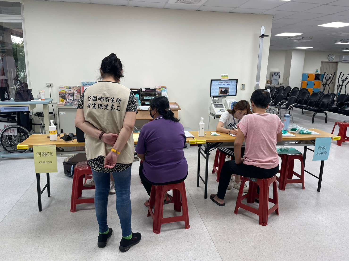 112年度1-6月保健志工於衛生所內協助癌篩設站及麗睛眼科專案~非常感謝志工的協助 !照片2